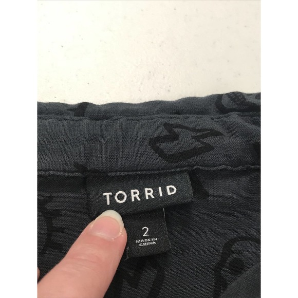 Torrid Gray Button Up Skulls Heart Star Boxy Crop Halloween Short Sleeve Sz 2 2x - Picture 4 of 7